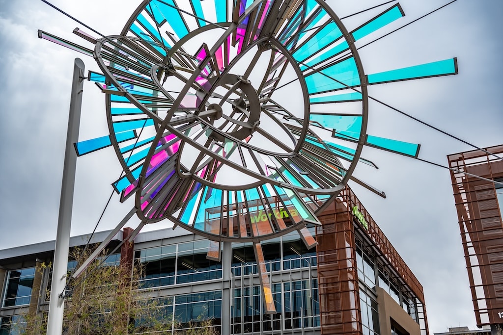 Scottsdale, Arizona, USA Sunburst sculpture of stainless steel, laminated dichroic glass, and painted carbon steel.